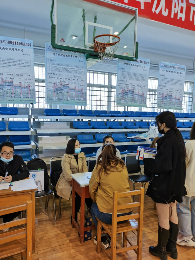 冰河集團代表與學(xué)子交談